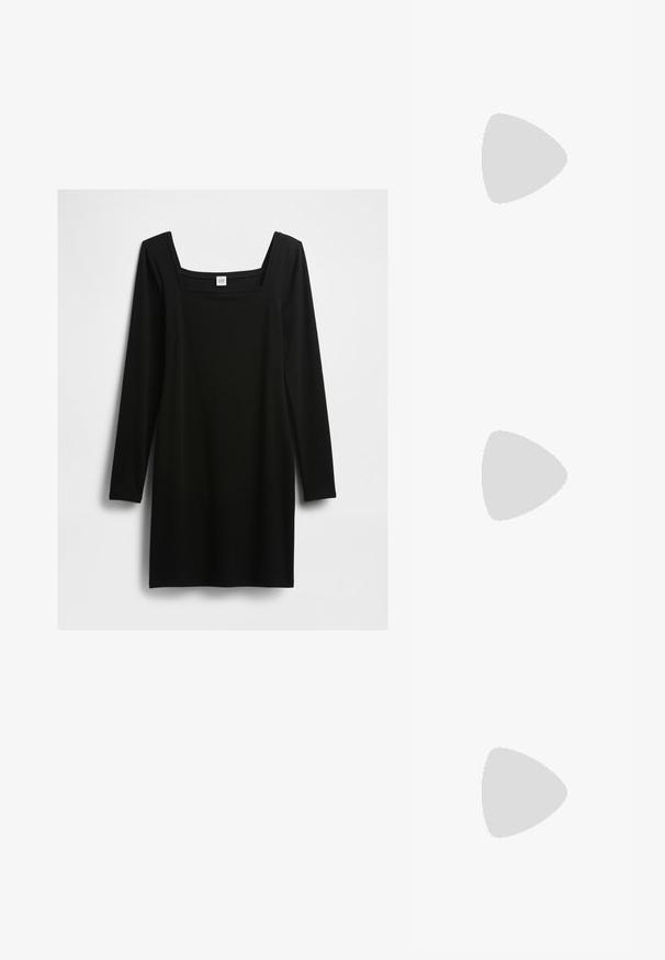 Črna dolgimi rokavi obleka s kvadratnim izrezom, narejena iz gladkega materiala, s pravo linijo in minimalističnim dizajnom brez okraskov.; Zlati, kovinski slingback čeveljci z ostrim nosom in masivnim peto. Gladka tekstura, minimalistična zasnova in ozka zanka.; Črna usnjena torbica s ukrivljeno obliko, z odstranljivo naramnico in zlatimi dodatki. Torbica ima pokrov s podrobnostmi v obliki zaponke.; Zlati prstan s organskim, zvitim dizajnom, gladko površino in taperiranimi konci, ki ustvarja modernega, skulpturalnega videza.