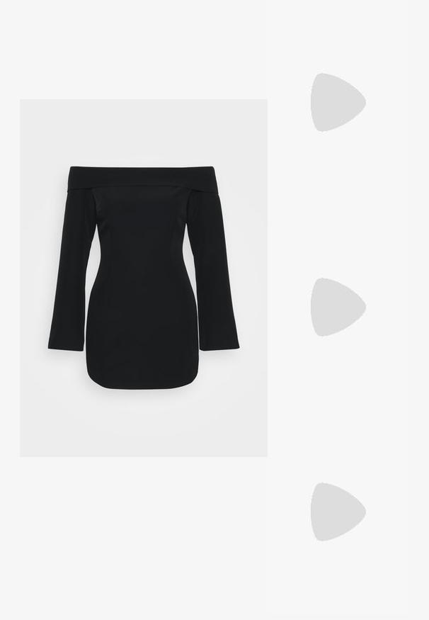 Svart avlang kjole med bar skulder, lange ermer, strukturert liv og tettsittende silhuett. Laget av glatt stoff uten synlige mønstre.; Metallisk sølv høye hæler sandal med åpen tå, med tre tynne stropper over foten og en ankelstropp med spenne.; Gull metallisk clutch-veske med en glatt tekstur, som har en trekantet klaffelukking. Hånden som holder den har pent manikyrte negler.; Sølv ringøredob med en polert finish, med små gull detaljer og en rund form, båret på øreflippen.