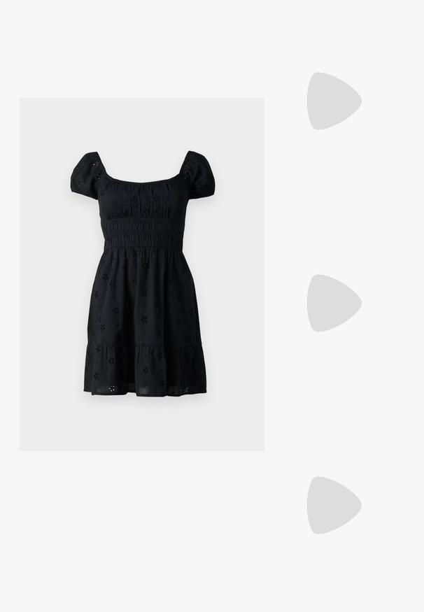 Μαύρο φόρεμα με κοντά φουσκωτά μανίκια, τετράγωνη λαιμόκοψη, ραμμένο μπούστο και στρωματοποιητό τελείωμα. Μοτίβο λουλουδιών με βελονιά ανάγλυφο σε όλη την ύ�φασμα.; Μαύρα πατεντέ δερμάτινα γοβάκια slingback με μυτερή μύτη και γεωμετρικό τακούνι. Έχουν κομψό, μινιμαλιστικό σχέδιο και λεία υφή.; Καφέ τετράγωνα γυαλιά με οβάλ φακούς, λεπτούς βραχίονες και διαφανή στοιχεία. Διαθέτουν έναν διακριτικό λογότυπο στο μπράτσο. Κομψός, ελαφρύς σχεδιασμός.; Μαύρη δερμάτινη tote τσάντα με λείο υφή, καμπύλο σχήμα και μία ρυθμιζόμενη ζώνη. Διαθέτει μεγάλη άνοιγμα στην κορυφή.