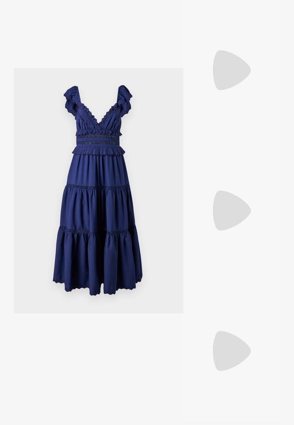 Navyblaues Kleid mit tiefem V-Ausschnitt, Rüschensäumen und gestuftem Rock. Verziert mit Spitzenbesatz und einem taillierten Oberteil mit Rüschenakzenten.; Weißes kurzärmliges T-Shirt aus geripptem Stoff. Runder Halsausschnitt, normale Passform und dezente Nähte. Keine Muster oder Grafiken.; Schwarze Leder-Ballettschuhe mit abgerundeter Spitze, glatter Textur, minimalen Nähdetails und einem flexiblen Sohlen-Design.; Braune Ledertasche mit Klappenverschluss, Beschlägen in Goldfarbe, einem Schultergurt und einer glatten Oberfläche. Kompakte rechteckige Form.