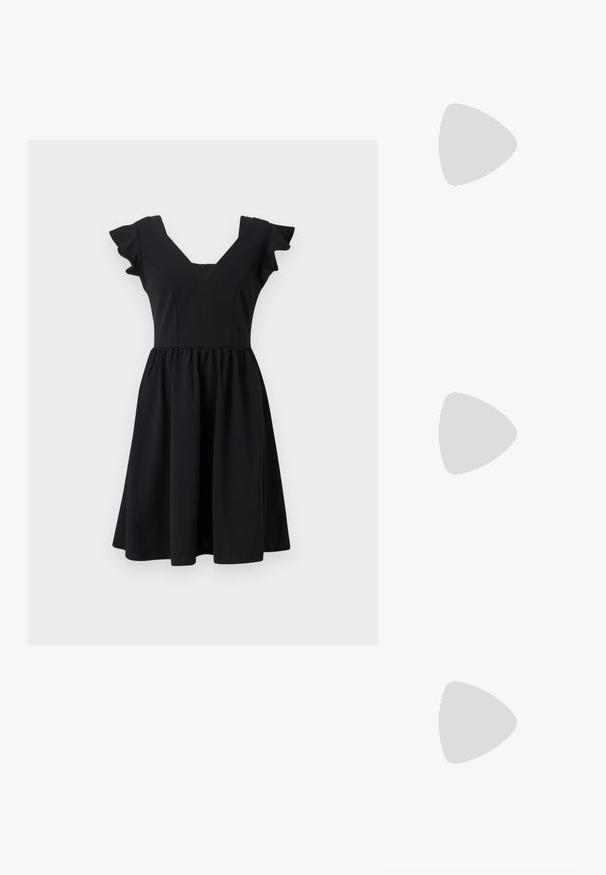 Vestido preto com corpete ajustado e saia rodada. Apresenta mangas curtas com volantes e decote em V. Feito de tecido suave.; Sandy em verniz preto com salto slingback, ponta afilada e salto geométrico. Apresenta um design elegante e minimalista com textura suave.; Bolsa de couro preta com forma curva, alça destacável e detalhes em dourado. A bolsa possui uma aba com detalhe de fivela.; Brinco em metal dourado com um design elegante e curvo. Apresenta uma forma pontiaguda distinta, superfície polida e fecho por dobradiça.