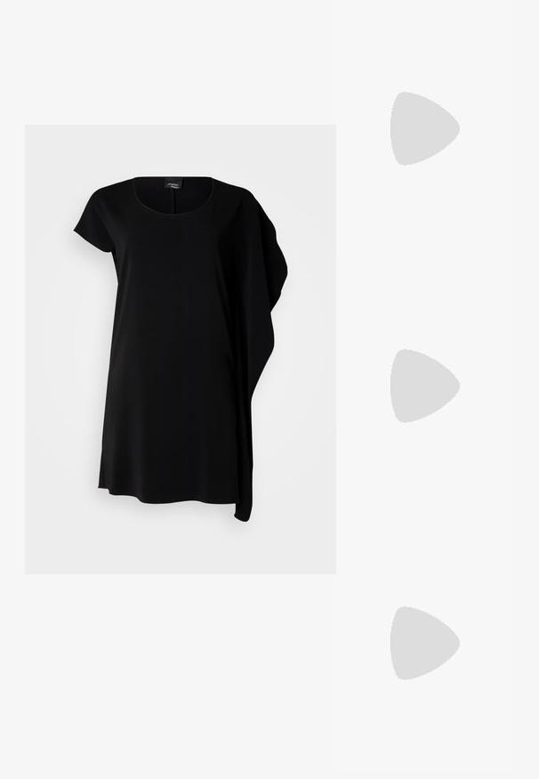 Abito corto nero con maniche corte, caratterizzato da un collo rotondo, un design fluido, tessuto morbido, orlo asimmetrico e uno stile minimalista.; Ballerine in pelle nera, punta affusolata, design minimalista, texture liscia, tacco basso, senza hardware o decorazioni visibili.; Borsa a tracolla nera in pelle con una texture liscia, forma rettangolare e dettaglio in catena metallica sul davanti. Inclusa una tracolla regolabile.; Tre paia di orecchini: grandi orecchini a perla bianca a bottone, orecchini a cerchio in oro con gemme trasparenti, e due orecchini d'accento d'oro lunghi e dritti con dettagli scintillanti.