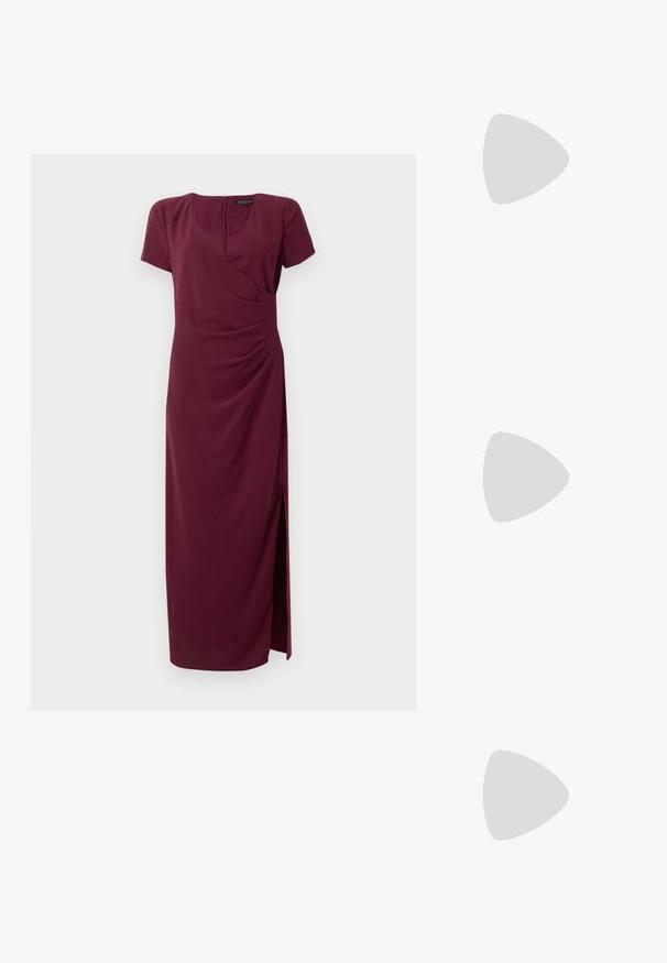 Bordeaux maxi jurk in gestructureerde stof, met een wikkeldesign, korte mouwen, een split aan de voorkant en een ritssluiting aan de achterkant.; Witte leren sneakers, laag model, met een gladde textuur, ronde neus, vetersluiting aan de voorkant en een klein geborduurd logo aan de zijkant.; Zwarte leren halfronde tas met een gouden hardware accent, voorzien van een ritssluiting. Draagt crossbody over een grijze trui.; Gouden knoopstuds met een gedraaide design. Elke oorring heeft een ronde transparante achterkant voor een veilige draagervaring.