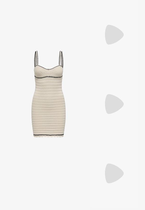 Abito in maglia bianco con una forma aderente, presenta spalline sottili, un orlo ondulato e un bordo nero a contrasto lungo il colletto e l'orlo.; Scarpa slingback in vernice nera con punta affusolata, cinturini alla caviglia con fibbie in argento e accessori, e tacco sottile.; Borsa a mano metallica dorata con un design strutturato, superficie liscia e tracolla regolabile. Presenta una forma triangolare unica e cuciture minimaliste.; Orecchini in tono oro caratterizzati da forme ondulate eTexture. Comprendono chiusure clip-on scultoree e un design a cerchio aperto con finitura martellata.