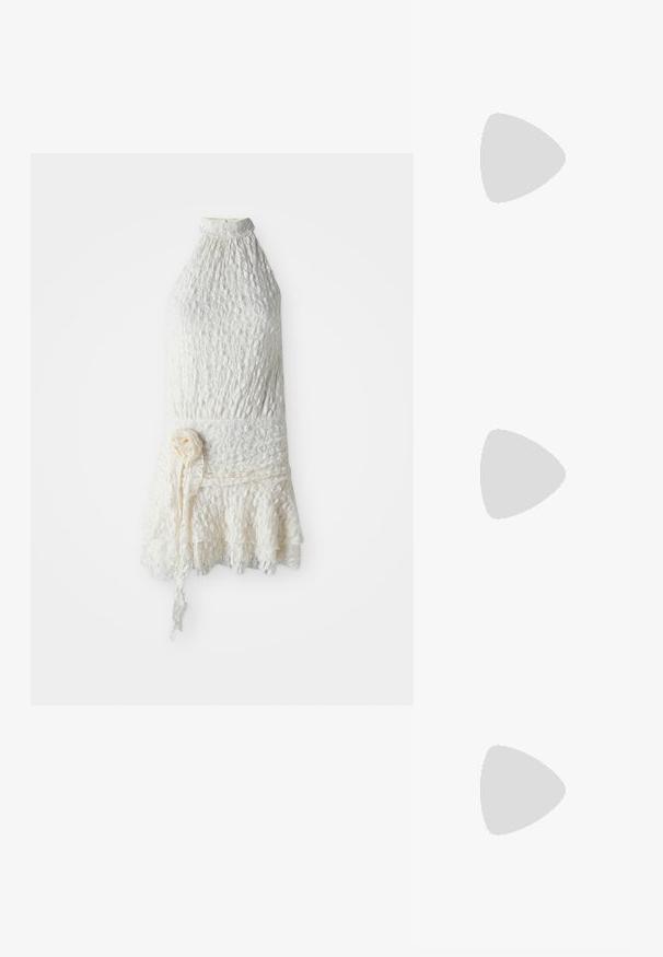 Abito bianco in pizzo senza maniche con colletto alto, texture floreale, vita aderente e orlo con ruches, dotato di una cintura con fiore di stoffa.; Sandalo slingback in pelle beige con cinturini incrociati, tacco basso e dettagli neri. Texture liscia e design minimalista.; Borsa a tracolla nera in pelle con una texture liscia, forma rettangolare e dettaglio in catena metallica sul davanti. Inclusa una tracolla regolabile.; Orecchini in tono argento con design a cerchio attorcigliato, caratterizzati da una superficie texturizzata e dettagli rigati, fissati con un gancio a perno.