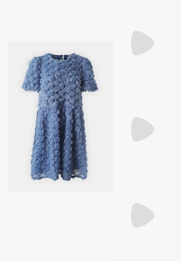 YAS YASLAURA DRESS - Koktailové šaty/večierkové šaty - coronet blue; Čierne lakované kožené sandálové podpätky s špicatou špičkou a geometrickým blokovým podpätkom. Disponujú elegantným, minimalistickým dizajnom a hladkým povrchom.; Čierna kožená kabelka s zaobleným tvarom, odnímateľným popruhom a zlatými doplnkami. Kabelka má klopu s detailom s prackou.; Prsteň v zlatej farbe s organickým, skrúteným dizajnom, hladkým povrchom a zužujúcimi sa koncami, vytvárajúci moderný, sochársky vzhľad.