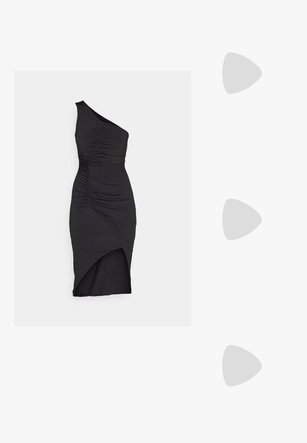 Abito nero a spalla unica realizzato in tessuto elasticizzato, caratterizzato da dettagli arricciati, orlo asimmetrico e una silhouette aderente.; Décolleté in vernice nera con punta affusolata e tacco in geometria cubica. Presentano un design elegante e minimalista, con una texture liscia.; Borsa a tracolla nera in pelle con una forma curva, manico rimovibile e accessori dorati. La borsa presenta una patta con un dettaglio a fibbia.; Anello in tono oro con un design organico e Twisted, caratterizzato da una superficie liscia e punte affusolate, che crea un aspetto moderno e scultoreo.