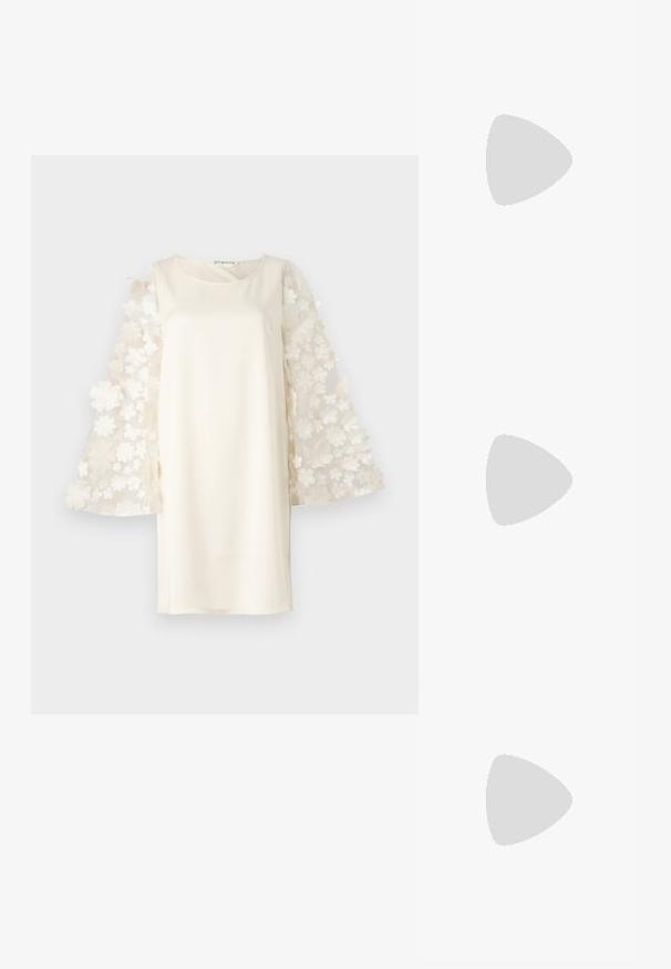 Fehér ruha sima anyagú testtel, áttetsző, virágmintás harangujjakkal. Egyszerű, kerek nyakkivágás és laza fazon.; Meztelen lakkbőr pántos magassarkú, hegyes orral, nyitott elejű és vékony tűs sarkú. A pánton egy kör alakú arany dísz található.; Cult Gaia UBAH - Alkalmi kézitáska - wheat; Egy pár szabálytalan, ovális formájú, aranyszínű fém fülbevaló, enyhén kalapált felülettel, fehér háttéren.