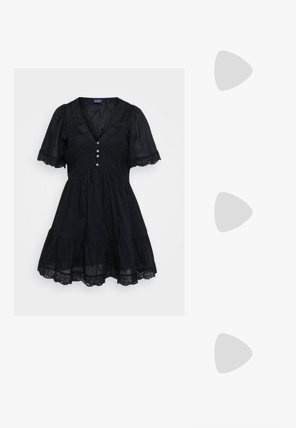Svarte kjole laget av lett stoff med en tettsittende overdels, korte puff-ermer, V-hals, knappdetaljer og broderte aksenter på skjørtet.; Sorte patentlær slingback-sko med spiss tå, detaljer i sølv og lav blokkheel. Glatt, skinnende tekstur gjennom hele.; Svart lær crossbody-veske med glatt tekstur, rektangulær form og metallkjede detaljer på framsiden. Justerbar stroppe inkludert.; Sølv dråpeøreringer med firkantet studs, med en glatt, polert overflate og en tåreformet design som reflekterer lys med en blank overflate.