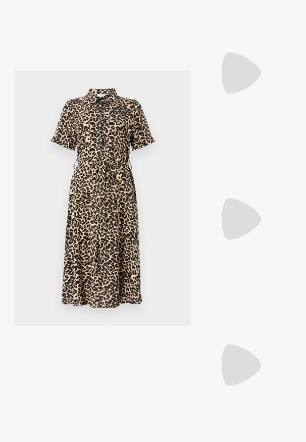Kortärmad leopardmönstrad klänning i beige och svart, med krage, knapplist framtill och justerbar knytning i midjan, som når till mitt på vadbenen.; Spetsig tå högklackad sko med en färgpalett av silver, guld och nude. Glansig yta med utskärningsdesign, utrustad med en stilettklack.; Silverfärgad metallisk påse med en mjuk, rundad form och en knutstängning upptill. Tillverkad av ett mjukt material i konstläder.; Silverörhängen med en vriden design som har en blank yta och bakåtlås. Mått ca 3 cm i diameter.