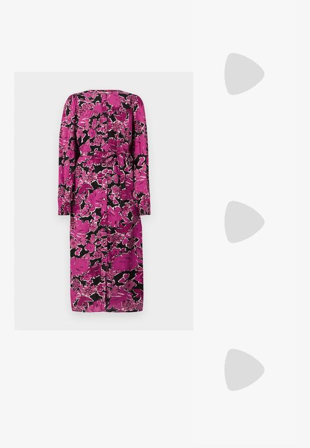 Vestuário midi floral com mangas longas, em rosa e preto, apresentando uma cintura com laço e fecho de botão nas costas. Tecido texturizado.; Sandal com bico fino e calcanhar baixo, em couro liso, com um design recortado na lateral para respirabilidade.; Bolsa de couro preto com um design estruturado, alças superiores duplas, detalhe de fivela em tom dourado e logotipo da marca em relevo na frente.; Anel dourado com um design liso e torcido. Apresenta uma superfície polida e bordas arredondadas, criando uma forma fluida e sem costura.