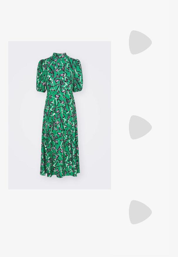 Diane von Furstenberg NELLA DRESS - Kasdienė suknelė - green; NEOUS IRENA - Klasikiniai aukštakulniai - black; Išsiuvinėta grietinėlės spalvos rankinė su aukso logotipo akcentu, su grandinės ir odos dirželiu. Išpuoselėta konstrukcija ir lygi tekstūra su įstrižai siuvinėtais raštais.; Nedidelis nereguliarus ovalo formos aukso tono metalinių auskarų pora su tekstūruota, šiek tiek kalta paviršiumi ant balto fono.
