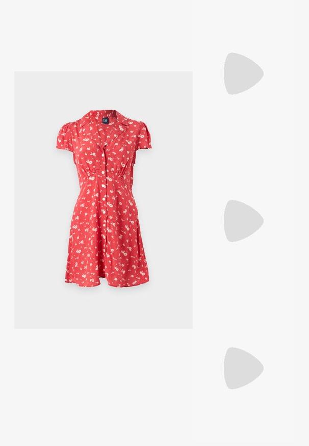 Abito floreale rosso con maniche corte, chiusura frontale con bottoni e vita aderente che si allarga all'orlo. Tessuto leggero con una superficie morbida.; Décolleté neri in vernice con punta affilata e tacco a blocco piccolo, dotati di un accentuato con fibbia argentata sulla cinturino.; Borsa a tracolla nera in pelle con una forma curva, manico rimovibile e accessori dorati. La borsa presenta una patta con un dettaglio a fibbia.; Anello in tono oro con un design organico e Twisted, caratterizzato da una superficie liscia e punte affusolate, che crea un aspetto moderno e scultoreo.