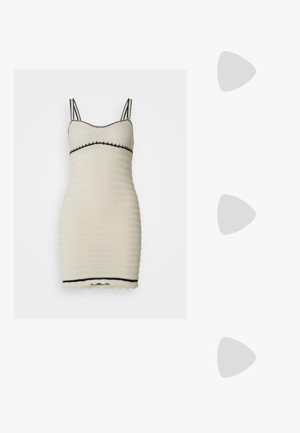 Abito bodycon a maglia color avorio con accenti neri, dotato di spalline sottili, una texture a righe e un orlo a scallop.; Scarpa Mary Jane in vernice nera con punta affusolata, cinturino regolabile e tacco a blocco, caratterizzata da una finitura lucida e un design minimalista.; Borsa a tracolla nera in pelle con una texture liscia. Presenta una tracolla regolabile e un design elegante e minimalista con chiusura a zip.; Orecchini in tono oro caratterizzati da forme ondulate eTexture. Comprendono chiusure clip-on scultoree e un design a cerchio aperto con finitura martellata.