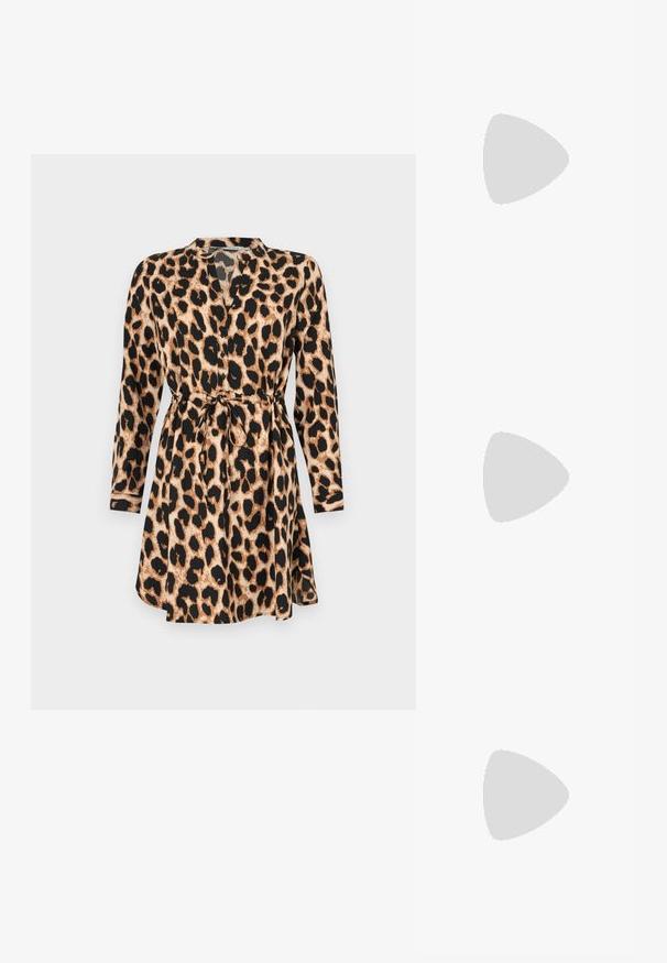 Leoparda raksta kleita ar garām piedurknēm, sašaurināta vidukļa lentu un V veida apkakli. Iezīmē smilšu un melnas krāsas shēmu un vieglu audumu.; Melna lakota āda ar atvērto papēdi, ar smailu purngalu un ģeometrisku blokpapēdi. Iezīmējas elegants, minimāls dizains un gluda tekstūra.; Melnas ādas rokassoma ar izliekta formu, noņemamu siksnu un zelta aksesuāriem. Somai ir vāciņš ar sprādzes detaļu.; Zelta toņa gredzens ar organisku, vērptu dizainu, gludu virsmu un sašaurinātiem galiem, radot mūsdienīgu, skulpturālu izskatu.