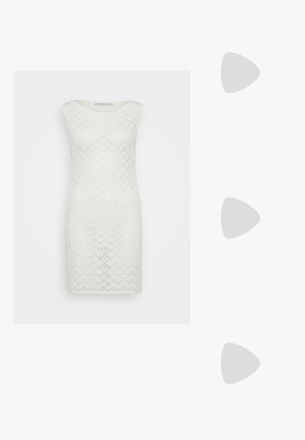 Vestido blanco sin mangas con un patrón de tejido texturizado, con escote en forma de barco y una silueta ajustada.; Zapatos de tacón slingback de charol negro con punta afilada y tacón geométrico en bloque. Presentan un diseño elegante y minimalista, así como una textura suave.; Bolso de piel negra con forma curva, correa desmontable y herrajes dorados. El bolso cuenta con una solapa con un detalle de hebilla.; Pendientes de aro en tono dorado con un acabado suave y pulido. Presentan una forma de medio círculo y un cierre de poste seguro.