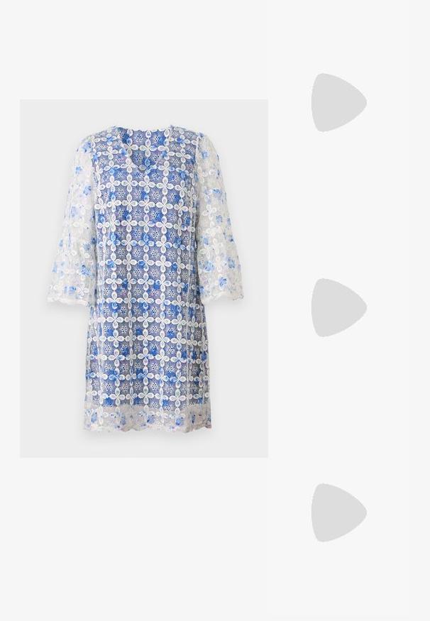 Čipkasta obleka z modrim cvetličnim vzorcem in zapletenim belim vezenjem, z V-izrezom in rokavi do tri četrtine.; Čevlji z visoko peto in konico, v barvni kombinaciji srebrne, zlate in nude. Sijajna obdelava z izrezljanim dizajnom, z igličasto peto.; Srebrna kovinska torbica z mehko, zaobljeno obliko in zavezano zgornjo zaporo. Narejena iz gladkega umetnega usnja.; Srebrni uhani v obliki obročka s spiralnim dizajnom, ki imajo sijajno površino in zapiralo na zadnji strani. Mere znašajo približno 3 cm v premeru.