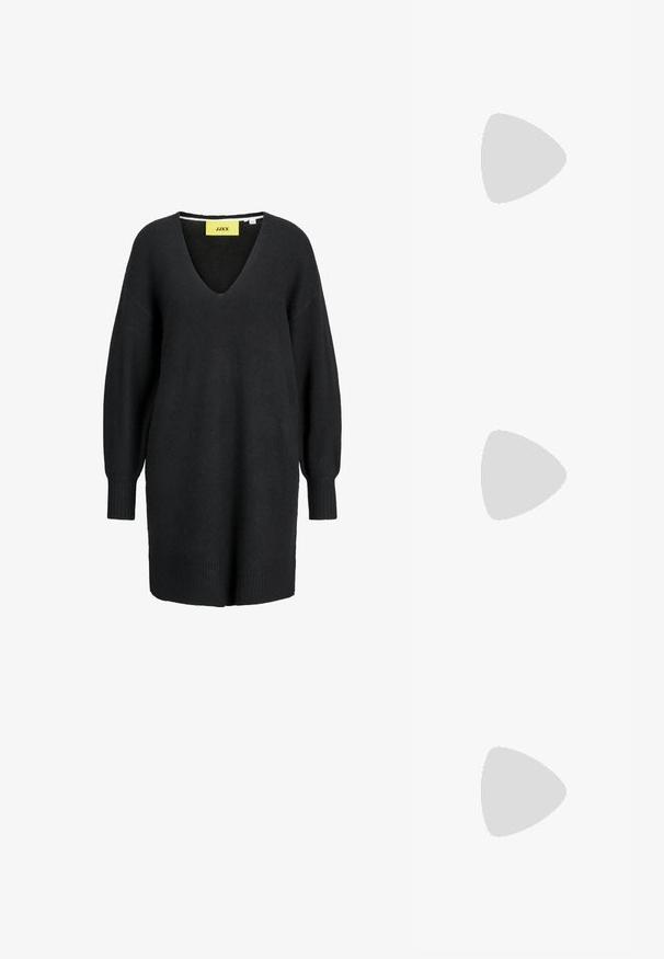 Vestido de suéter oversized preto com um decote em V profundo, mangas longas e bainha canelada. Feito de um tecido suave e texturizado. Etiqueta visível na gola.; Sapato slingback preto em pele patentada com bico apontado, tiras no tornozelo apresentando fivelas e acessórios prateados, e um salto elegante.; Bolsa de mão metálica dourada com um design estruturado, textura suave e alça ajustável. Apresenta uma forma triangular única e costura minimalista.; Brincos em tom de ouro com formas onduladas e texturizadas. Inclui studs escultóricos com presilha e um design de argola aberta com um acabamento martelado.