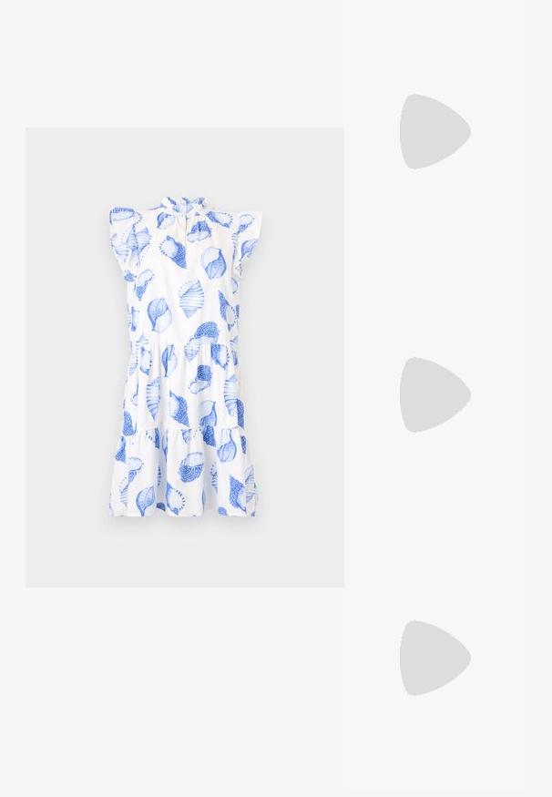 Valkoinen mekko sinisillä lehtikuvioilla, rypytetty pääntie ja lyhyet hihat. Sisältää kerroksittaisen helman ja rento istuvuus.; Korkokenkät, joissa on terävä kärki ja hopea, kultainen sekä nude-väriyhdistelmä. Kiiltävä pinta ja leikkausdesign, varustettuna stikettikorkealla.; Hopeapintainen metallinen pussilaukku, jolla on pehmeä, pyöreä muoto ja solmittava yläosa. Valmistettu sileästä tekonahkamateriaalista.; Hope hopea, joissa on kierren muotoilu, kiiltävä pinta ja takana kiinnitettävä suljin. Halkaisija noin 3 cm.