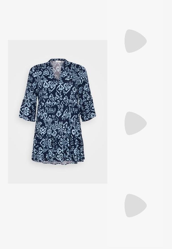 ONLY Carmakoma CARMARRAKESH LIFE 3/4 TUNIC DRESS - Dnevna haljina - naval academy/clear sky; Srebrna slingback salonska cipela s oštrim prstom, metalik završnom obradom, dva dekorativna remena i vitkim potplatom s crnim vrhom.; Crna kožna torba s glatkom teksturom. Ima podesivu naramenicu i elegantan, minimalistički dizajn s zatvaranjem na patentni zatvarač.; Srebrna dvostruka prsten s glatkom, poliranom površinom. Karakterizira ga fluidan, zakrivljen dizajn s preklapajućim sekcijama za moderan izgled.