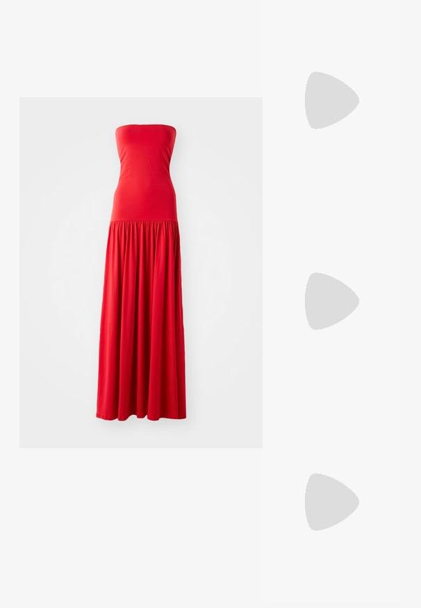 Rochie maxi roșie fără bretele, cu un corset ajustat și o fustă plisată, fluidă. Fabricată dintr-un material neted și ușor.; Sandale albe cu toc mic, curele subțiri și o textură netedă din piele; prezintă o cataramă decorativă mică.; Geantă din piele maro, cu embosare în formă de crocodil, având o formă curbă și structurată, cu un accent din aur în formă de nod. Curea ajustabilă și textură netedă.; Cercei din metal aurit cu textură, având un design sculptural, în spirală. Prezintă suprafețe netede și curbe care reflectă lumina.