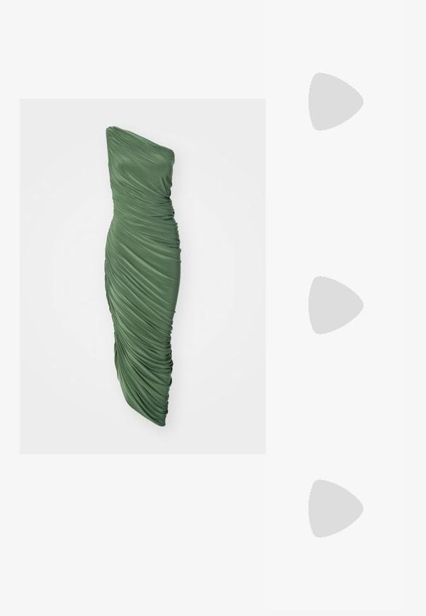 Roheline, ühe õla kleit, mis on valmistatud kogutud tekstuuriga kangast, omades sobivat siluetti, mis voolab alläärde.; Mustad läikivad patendiga slingback-kõrged kontsad, millel on terav põlv ja reguleeritav pahkluu rihm, ning mõõdukas plokknukk. Sile tekstuur läikiva viimistlusega.; Stuart Weitzman POSH SHOULDER BAG - Ülerinna-kott - black; Kulla-tooniga metallkõrvarõngad, millel on keeratud disain, sile ja läikiv pind ning ümarad kujundid. Igaühe mõõt on umbes 5 cm.