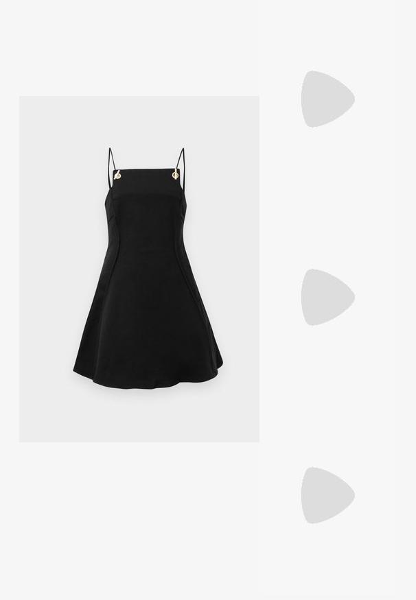 Robe noire sans manches avec des bretelles fines réglables, ornée d'accents en métal doré et présentant une silhouette évasée. Texture de tissu lisse.; Escarpin slingback en vernis noir avec un bout pointu, présentant un imprimé serpent texturé, une sangle réglable et un petit talon bloc texturé.; Sac en cuir noir porté en travers avec deux poches avant, boucles dorées, fermeture zippée et une sangle fine. Surface texturée et forme rectangulaire compacte.; Boucles d'oreilles en métal doré en forme d'anneau, avec une forme courbée et allongée. Elles présentent une surface lisse et brillante avec une pointe arrondie pour un détail supplémentaire.