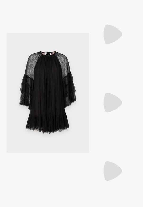 Alice + Olivia DELIA RUFFLE TUNIC DRESS - Rochie de zi - black; Sandale negre cu toc înalt au curele subțiri cu un design legat, un vârf pătrat neted și un toc stiletto elegant.; Geantă metalică gri deschis, cu un strap din lanț, decorată cu mici ținte circulare metalice și un logo de marcă triangular.; Cercei rotunzi din argint cu un finisaj neted și strălucitor. Design ușor, având o formă rotundă și închidere cu tijă.