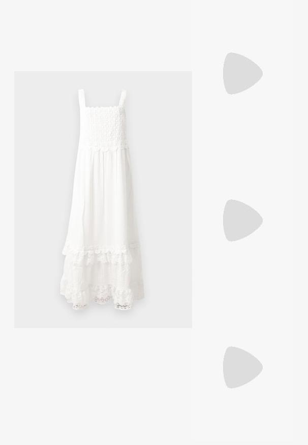 Pitkä valkoinen mekko teksturoidusta kankaasta, jossa on rypytetty vartalo, säädettävät olkaimet ja pitsitrimmaus helmassa.; Valkoiset avonaiset korkeakorkoiset mulesit, joissa on sileä pinta, minimalistinen muotoilu ja hoikka korko, ja joissa on hienovarainen ruskea korostus pohjassa.; Kultaiset metallikehyiset aurinkolasit, joissa on vihreät linssit, pyöreä muoto, ohuet templet ja valkoiset muoviset korostukset varsien päissä.; Kudottu olkilaukku vaaleanbeigellä värillä, pyöreällä muotoilulla, avoimella suulla ja irrotettavalla hihnalla. Huomattava rakenne ja monimutkainen kudontakuosi.; Korvakorut, joissa on kulta sävyinen rengas ja kierrätetty muotoilu, jossa on uurteinen pinta ja sileä viimeistely. Kevyt ja ontto rakenne.