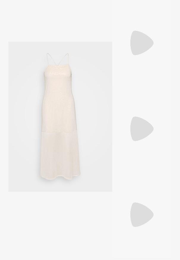 Lys beige, gulvlengde kjole laget av paljettstoff; har tynne stropper og en rett silhuett. Glatt tekstur med subtil glans.; Sorte flate sandaler med tynne, kryssede stropper og spenne-lukking. Designet er minimalistisk med en flat såle og firkantet tå.; Svart lær crossbody-veske med glatt tekstur, rektangulær form og metallkjede detaljer på framsiden. Justerbar stroppe inkludert.; Sett med seks gullringer med forskjellige design: flettede, bladmotiv og solide band; noen med grønne edelstener som aksenter.