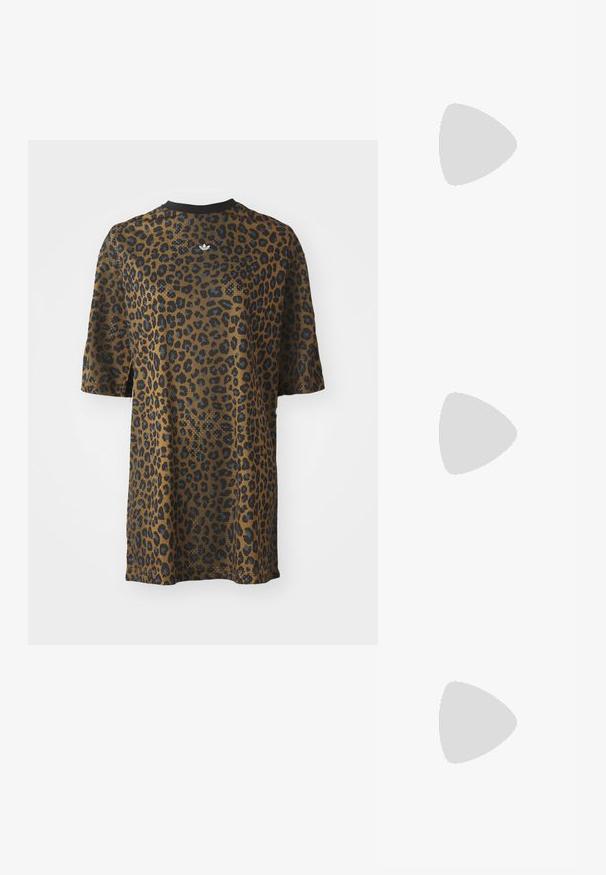 T-skjorte med leopardmønster og korte ermer, i nyanser av brunt og svart, med rund hals og brodert logo i sentrum.; Gylne veganske lærsandaler med to justerbare stropper, korkfot seng og mørk gummi såle. Glatt tekstur med metallisk finish.; Rektangulære solbriller med skjellmønstret plastinnfatning, mørke linser og sølvfargede detaljer på sidene. Laget i Italia.; Brun lærkorspose med logo mønster, gullkjede strop, glidelåslukking og gullfarge detaljer. Kompakt og rektangulær form.