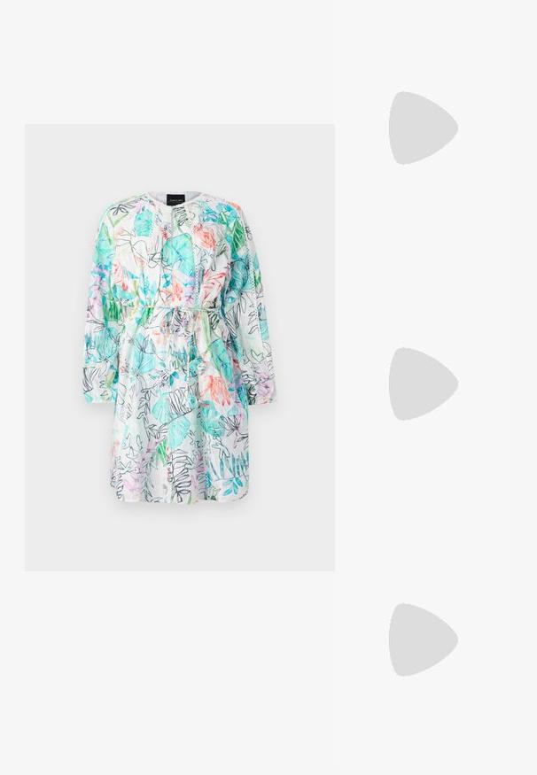 Lillelilleline kleit, millel on roheline, roosa ja sinine mustrivalik valgel taustal. Pika varrukaga, nööriga vöökoht, kerge kangas.; Must mustaga, terav varvas, madala kontsaga sildiga king, mis on valmistatud siledast nahast ja mille küljel on lõike disain hingavuse tagamiseks.; Musthave mustrans vöö ja eemaldatav õlarihm. Gludike nahk siledaga, millel on tõmblukk ja logo detail.; Kolme metallist rõngast: üks roosa kuld, üks kuld tekstuursete aktsentidega ja üks hõbe, kõik sisepoolt graveeritud brändinguga.