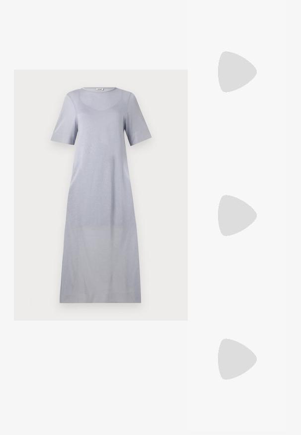 Világosszürke, rövid ujjú, középhosszú ruha, puha anyagból készült, sima textúrával és kerek nyakkivágással, elegáns szabással.; Fekete magas sarkú szandálok vékony pántokkal, csomózott mintával, sima négyzetes orral és karcsú stiletto sarkal rendelkeznek.; Világosszürke fémes kézitáska lánc pánttal, kis kör alakú fém kifinomult díszítéssel és háromszög alakú márkagéppel.; Ezüst karika fülbevalók sima, fényes felülettel. Lekerekített forma, könnyű kialakítással, tűs zárómechanizmussal.