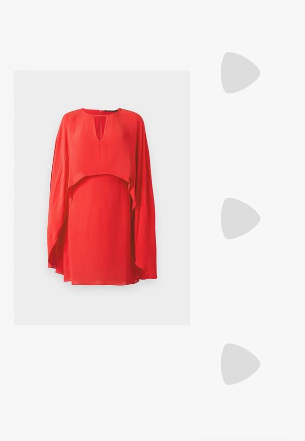 Raudona ilgomis rankovėmis suknelė su laisvu, apsiaustą primenančiu sluoksniu ant liemens ir mažu priekinio V formos iškirpimu, eksponuojama ant balto fono.; Juodos aukštakulnės sandalai pasižymi plonyčiais dirželiais su mazgo dizainu, lygiu kvadratiniu pirštu ir elegantišku stiletto kulnu.; Šviesiai pilka metalinė rankinė su grandinėlės dirželiu, papuošta mažais apvaliais metaliniais smeigėmis ir trikampiu prekės ženklu.; Sidabrinės auskarai žiedai su lygiu, blizgiu paviršiumi. Suapvalinta forma, lengvas dizainas, su uždarymu ant smeigtuko.