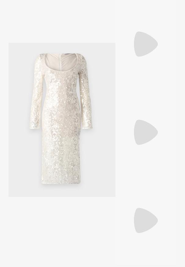 Dlhé rukávy, smotanové šaty pokryté flitrami s hlbokým výstrihom a priliehavým strihom. Obsahuje zips na zadnej strane.; Čierne slingback topánky s ostrou špičkou a nízkym opätkom, vyrobené z hladkej kože a s výrezmi na boku pre lepšiu priedušnosť.; Čierna kožená ramenná taška so mäkkou textúrou, trojuholníkovým tvarom a nastaviteľným popruhom, skombinovaná s svetlomodrou pruhovanou košeľou a bielymi nohavicami.; Triumf kovových prsteňov: jeden v ružovom zlate, jeden zlatý s textúrovanými akcentmi a jeden strieborný, všetky s gravírovaným logom na vnútornej strane.