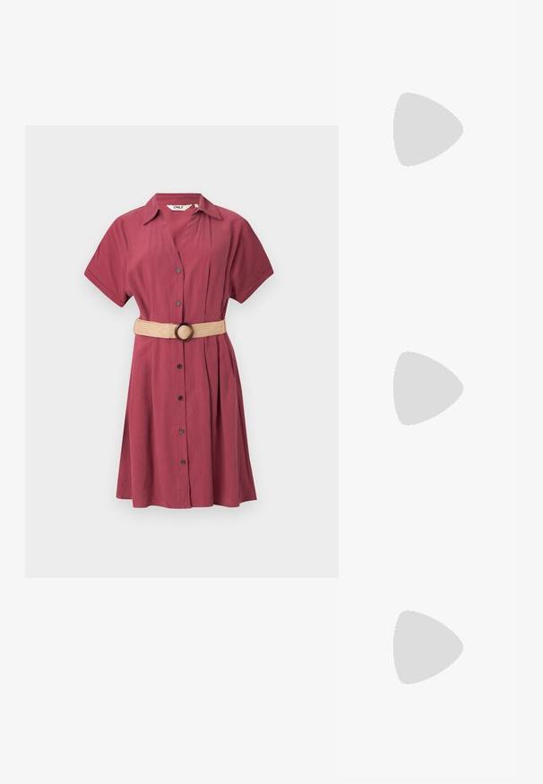 Robe chemise bordeaux à manches courtes, avec un devant boutonné et des plis. Inclut une ceinture tissée beige avec une boucle ronde. Tissu lisse et léger.; Chaussure à talon aiguille à bout pointu avec un schema de couleurs argent, or et nude. Fini brillant avec un design découpé, dotée d'un talon stiletto.; Pochette en métal argenté avec une forme douce et arrondie et un fermoir en haut noué. Fabriquée en simili cuir lisse.; Boucles d'oreilles en argent en forme de créoles avec un design torsadé, dotées d'une finition polie et d'une fermeture à poussoir. Mesurent environ 3 cm de diamètre.