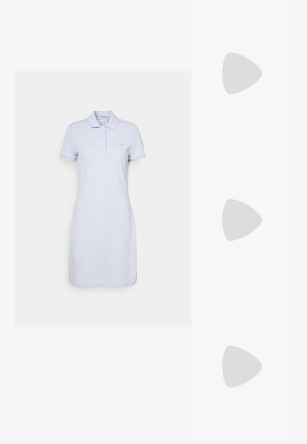 Vaaleansininen puuvillapolo-mekko. Ominaisuuksiin kuuluu klassinen kaulus, kolme nappia ja kirjailtu logo rinnassa. Lyhyet hihat ja suora leikkaus.; Valkoiset nahkakengät paksulla valkoisella pohjalla, mustalla mokkanahkaosuudella kannassa ja kohokuvioitu logo sivulla. Nauhakeskitys kuudella reiällä.; Mustat ylisuuret aurinkolasit, joissa on geometrinen muoto, tummat linssit ja kehykseen erottuva harmaa yksityiskohta. Logo varressa.; Hopehopeet hopehopeet hopehopeet hopehopeet, jolla on sileä, kiiltävä pinta. Pyöreä muoto, kevyt rakenne, jossa on neulakiinnitys.