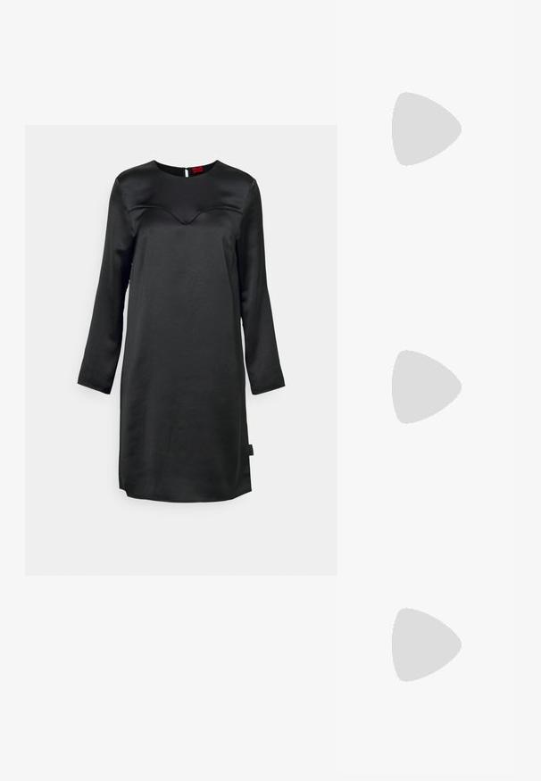 Abito nero realizzato in un tessuto liscio simile alla seta. Presenta maniche lunghe, un collo rotondo e un dettaglio di cucitura curva sul petto.; Scarpe slingback in vernice nera con punta appuntita, dettaglio in metallo argentato e tacco basso a blocco. Texture liscia e lucida in tutto l'oggetto.; Borsa a tracolla nera in pelle con una texture liscia, forma rettangolare e dettaglio in catena metallica sul davanti. Inclusa una tracolla regolabile.; Orecchini a cerchio in oro con un design testurizzato e tre accenti di cristalli trasparenti su un lato, che offrono un'estetica geometrica moderna.