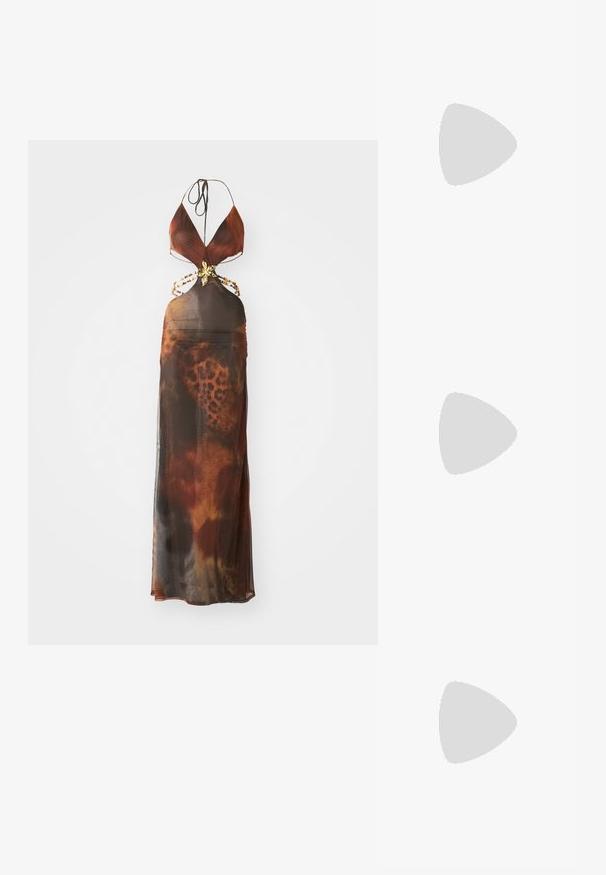 Przezroczysta maxi sukienka z dekoltem na halter, w brązowy i pomarańczowy abstrakcyjny wzór, z złotymi detalami w pasie i zwiewną sylwetką.; Czarne lakierowane sandały na obcasie z kwadratowym noskiem, z paskami wokół kostki i srebrnymi klamrami. Posiadają masywny słupek dla stabilności.; Czarna skórzana torebka o zakrzywionym kształcie, z odpinanym paskiem i złotymi akcentami. Torebka posiada klapę z zapięciem w kształcie klamry.; Pierścionek w odcieniu złota z organicznym, skręconym wzorem, o gładkiej fakturze i zwężających się końcach, tworzący nowoczesny, rzeźbiarski wygląd.
