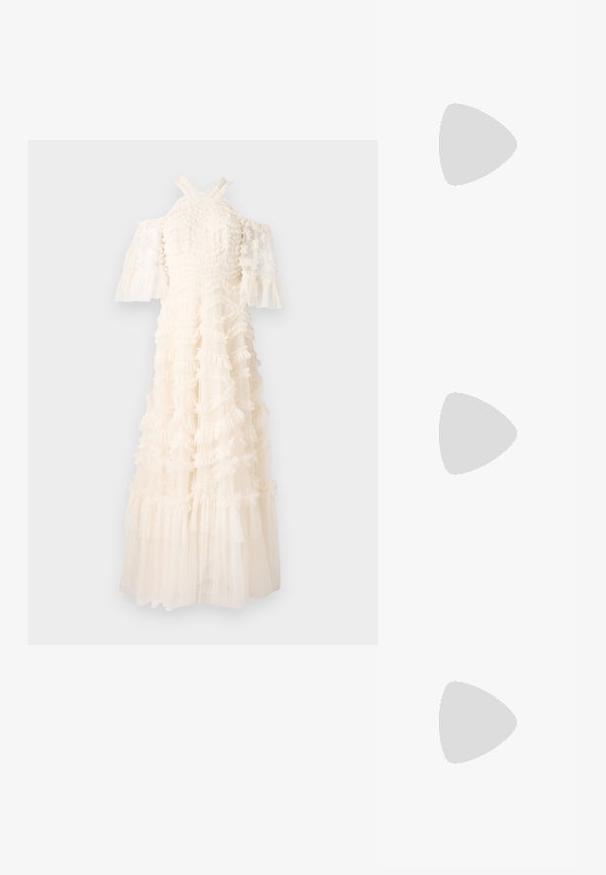 Weißes Kleid mit Rüschstoff, schulterfreien Ärmeln und einem fließenden Rock. Strukturiertes Design mit schichtweisen Rüschen und durchsichtigen Elementen.; Beige High Heels Sandalen mit dünnem Knöchelriemen und zwei oberen Riemen. Glänzende Lackoberfläche und goldene Hardware-Details am Knöchelriemen.; DRAGON DIFFUSION HOBO SALVAGE - Handtasche - pearl; Goldfarbene Metallohrringe mit einem gedrehten Design, das eine glatte, glänzende Oberfläche und abgerundete Formen aufweist. Jeder misst ungefähr 5 cm.
