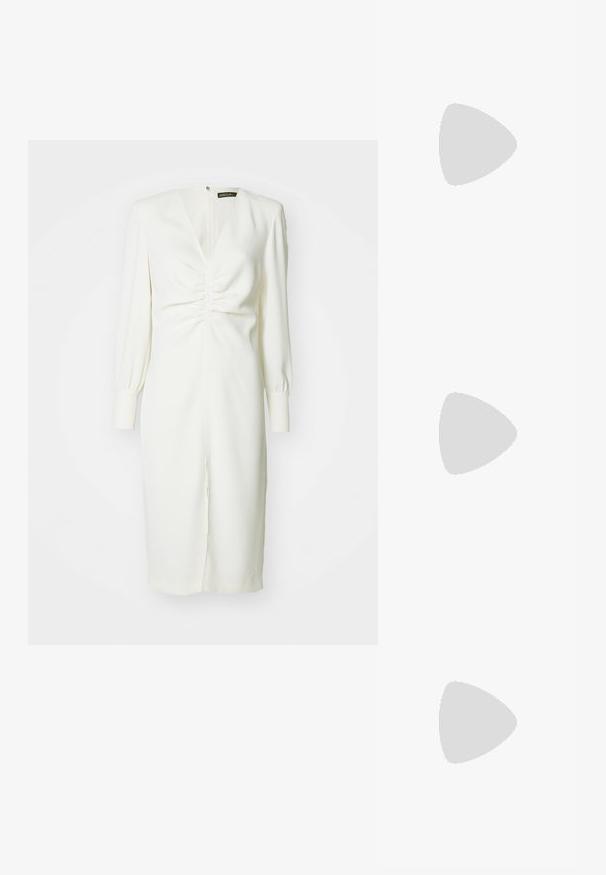 Weißes Kleid mit langen Ärmeln, tiefem V-Ausschnitt, gerafften Details an der Vorderseite und einem Schlitz am unteren Ende. Glatte Textur und figurbetonter Schnitt.; Schwarze, hochhackige Sandalen mit dünnen Riemen und einem geknoteten Design, einer glatten, rechteckigen Zehenpartie und einem eleganten Stiletto-Absatz.; Hellegraue metallische Handtasche mit einer Kettenriemen, verziert mit kleinen kreisförmigen metallic Nieten und einem dreieckigen Markenlogo.; Silberne Metalohrringe mit einer glatten, tröpfchenförmigen Form und einer polierten Oberfläche. Subtile Gravuren fügen Details hinzu. Minimalistisches Design.