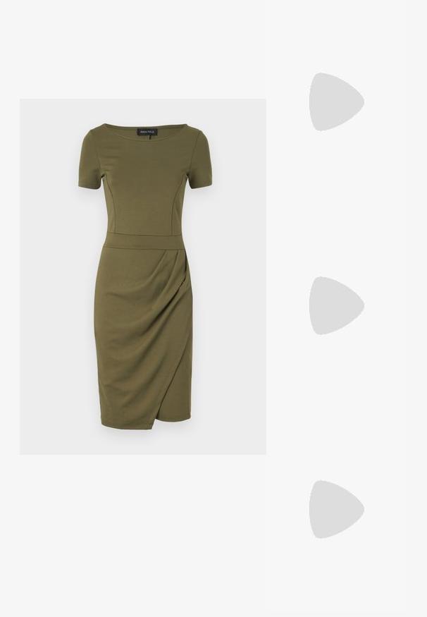 Olíva zöld, testhez simuló ruha rövid ujjakkal, kerek nyakkivágással és oldalsó redőzéssel. Finom, rugalmas anyagból készült.; Fehér slingback sarok, hegyes orral, sima felső anyaggal, alacsony blokk sarkával és oldalsó kivágott dizájnnal, állítható csatpánttal.; Kerek napszemüveg sötét lencsékkel és arany kerettel. A modellen világoskék, bordázott kardigán van gombokkal és kontrasztos fehér ujjaival.; Michael Kors bézs bevonatos vászon karkötő, amely ismétlődő MK logó mintával, aranyszínű fémrészletekkel és levehető lánchordóval rendelkezik.