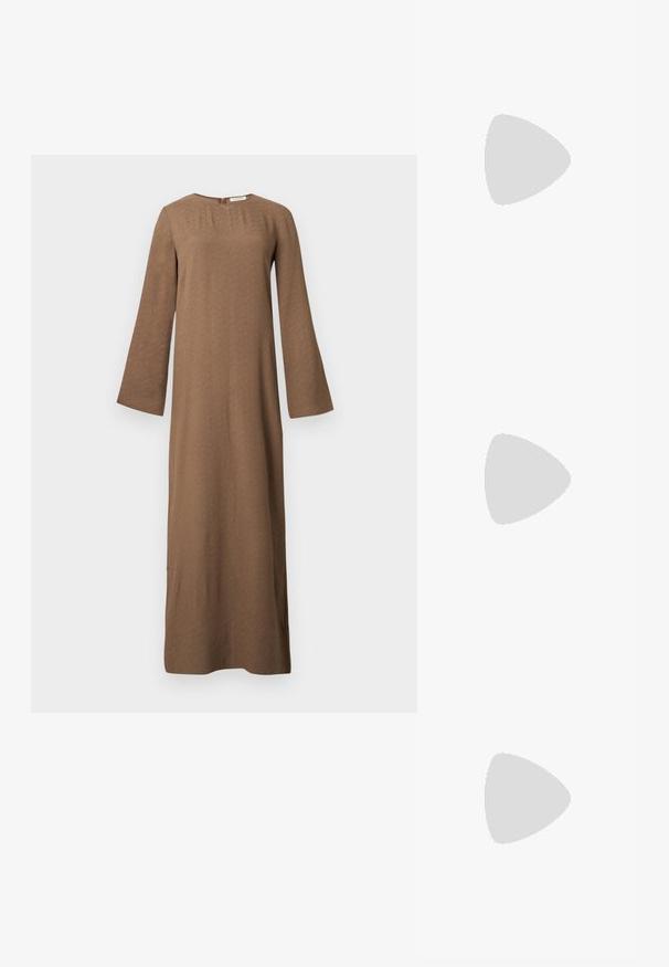 Pikk pruuni värvi kleit ümmarguse kaelusega, pika laia varrukaga ja seljaosas lukuga, esitatud valgel taustal.; Mustad musta sandaalid laia pealskega, siledast nahast, avatud varvaste disainiga ja kuldse aktsendiga rihmal. Tasane tald.; Must kase nahast käekott, millel on struktureeritud ristkülikukujuline kuju. Omab kuldset ovaalset lukku ja õhukest õlavarre rihma. Sile tekstuur.; Kuldtooni kõrvarõngad voolava ja kõvera disainiga. Igal kõrvarõngal on sile pind ja väike klamber dekoratiivse detailiga.