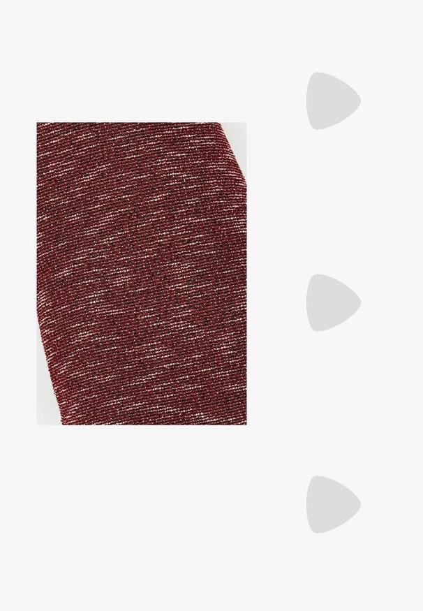 Tejido texturizado en rojo oscuro con destellos plateados, que presenta un patrón trenzado que crea un brillo sutil y profundidad. Material suave y flexible.; Sandalia negra de tiras con punta cuadrada y tacón bajo de bloque. Presenta múltiples tiras delgadas y una correa ajustable en el tobillo. Fabricada en cuero suave.; Bolso cruzado de piel negra con textura suave, forma rectangular y un detalle de cadena metálica en el frente. Incluye una correa ajustable.; Anillo de plata de doble banda con una superficie lisa y pulida. Presenta un diseño fluido y curvado con secciones superpuestas para un aspecto moderno.