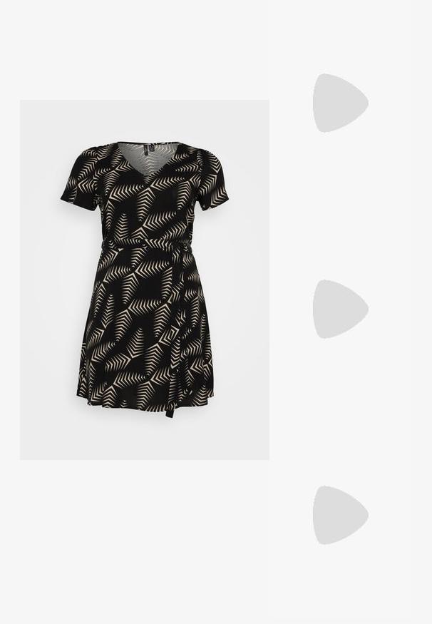 Vero Moda Curve VMCEASY DRESS - Kjole - black; Svarte patentlær slingback hæler med spiss tå og geometrisk blokk hæl. Har et stilrent, minimalistisk design og jevn tekstur.; Svart lærveske med en buet form, avtagbar stropp og gullbeslag. Vesken har et klaff med spenne-detall.; Tre par øreringer: store hvite perle-stud, gullringer med klare edelstener, og to lange, rette gull-accent øreringer med glitrende detaljer.