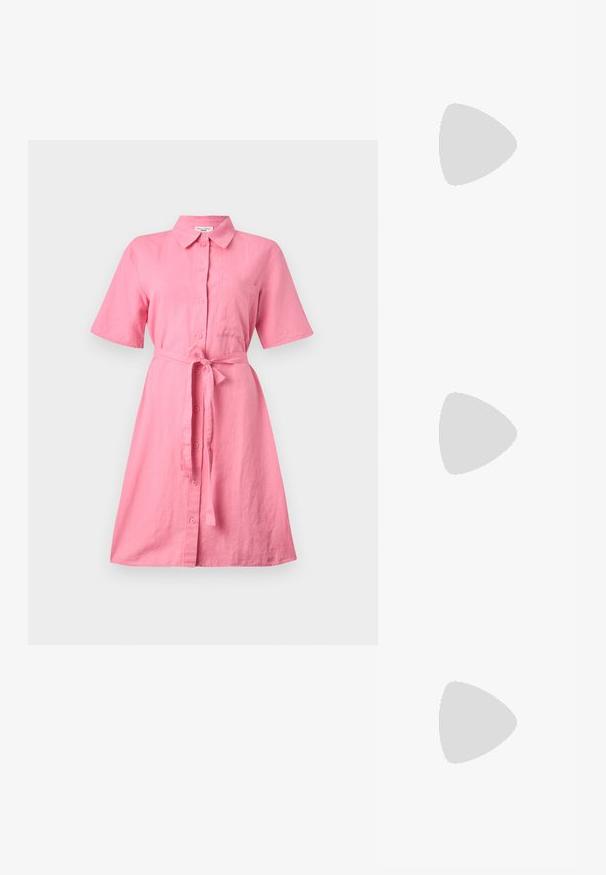 Rosa lin skjortekjole med korte ermer, knappestolpe foran og belte i livet. Har en brystlomme og en avslappet passform.; Sorte lakk lær slingback hæler med spiss tå, et avrundet utskjæringsdesign og blokkheel. Har en gulltone spenne som detalj.; Sorte oversized solbriller med gradient linser, tykke rammer og detaljering med gulltonekjede på tempelarmene.; Svart totebag laget av syntetisk materiale, med et enkelt rektangulært design, gullfargede firkantede detaljer og doble håndtak.