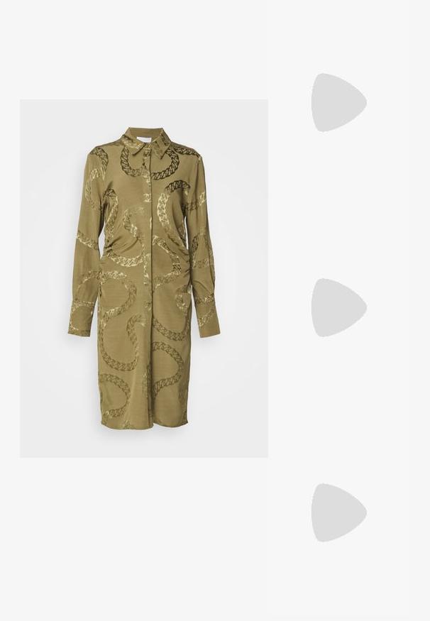 Olivenfarbenes Hemdkleid mit langen Ärmeln, Kragen und Kettenmuster-Details. Der Stoff hat eine glatte Textur und eine taillierte Silhouette.; Schwarze, hochhackige Sandalen mit dünnen Riemen und einem geknoteten Design, einer glatten, rechteckigen Zehenpartie und einem eleganten Stiletto-Absatz.; Hellegraue metallische Handtasche mit einer Kettenriemen, verziert mit kleinen kreisförmigen metallic Nieten und einem dreieckigen Markenlogo.; Silberne Creolen mit einer glatten, glänzenden Oberfläche. Abgerundete Form, leichtes Design, mit einer Steckverschluss. 