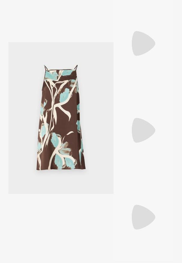 Bruine jurk met een abstract bloemenpatroon in lichtblauw en wit. Spaghettibandjes en een ontspannen pasvorm. Glad stoftextuur.; Witte korte mouwen t-shirt van ribstof. Ronde halslijn, normale pasvorm en subtiele stiksels. Geen patronen of grafische elementen.; Zwarte leren ballerina met een ronde neus, gladde textuur, minimale stikdetails en een flexibele zoolontwerp.; Bruine leren handtas met een klep sluiting, gouden hardware, een schouderband en een gladde textuur. Compact rechthoekige vorm.