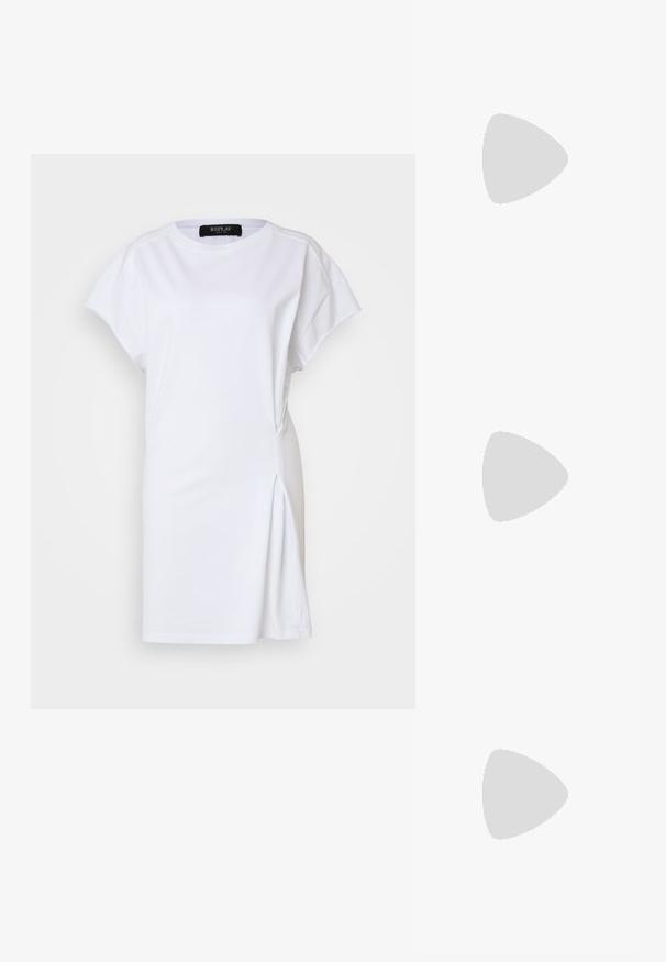 Replay Jerseykleid - white; Braune Leder-Cowboy-Stiefel mit spitzem Punkt und Blockabsatz, die über detaillierte Stickereien und hervorgehobene Akzente am Schaft verfügen.; Schwarze Leder-Clutch mit Klappe und goldfarbenem Metallschnallen-Detail. Enthält einen schwarzen Riemen und ein schlankes, minimalistisches Design.; Silberne Creolen mit minimalistischem Design. Rundform, glatte Oberfläche und dünnes Profil. Leichtgewichtig mit hochglänzender Oberfläche.