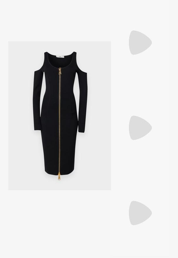 Elisabetta Franchi DRESS - Abito in maglia - nero; Sandali neri con tacco alto presentano sottili cinturini con design annodato, una punta quadrata liscia e un elegante tacco a spillo.; Borsa a mano metallica grigia chiara con tracolla a catena, impreziosita da piccoli chiodi metallici circolari e da un logo triangolare del marchio.; Orecchini a cerchio in argento con una finitura liscia e lucente. Forma arrotondata, design leggero, con chiusura a perno.